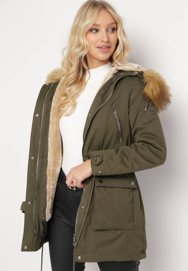 Born2be - Ciemnozielona Kurtka Parka z Kapturem i Futerkiem Nemilia. Typ kołnierza: kaptur. Kolor: zielony. Materiał: futro. Styl: klasyczny