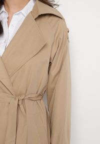 Born2be - Beżowy Długi Płaszcz Trencz Dwurzędowy z Paskiem w Talii Cadenite. Typ kołnierza: kolnierz wykładany. Kolor: beżowy. Długość: długie #5