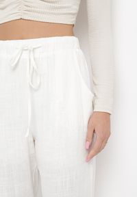 Born2be - Białe Bawełniane Spodnie z Gumką w Talii i Prostymi Nogawkami Olalla. Kolor: biały. Materiał: bawełna. Sezon: lato