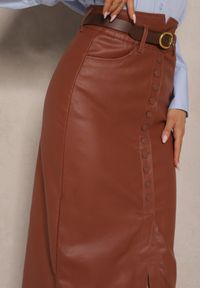 Renee - Jasnobrązowa Spódnica z Ekoskóry High Waist z Rozcięciem i Napami z Przodu Asttia. Okazja: na co dzień. Stan: podwyższony. Kolor: brązowy. Materiał: bawełna. Sezon: zima, jesień. Styl: casual #4