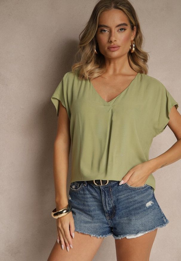 Renee - Zielona Bluzka z Wiskozy z Trójkątnym Dekoltem Tilimira. Okazja: na co dzień. Kolor: zielony. Materiał: wiskoza. Styl: elegancki, casual