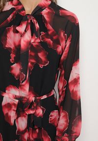Born2be - Czarna Pudełkowa Sukienka w Kwiaty z Paskiem Nifle. Okazja: na co dzień. Kolor: czarny. Materiał: skóra. Wzór: kwiaty. Styl: elegancki, casual #3