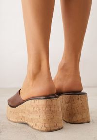 Renee - Brązowe Klapki z Kwadratowym Noskiem VICES na Koturnie z Fakturą Korka Kahliliana. Kolor: brązowy. Wzór: haft. Sezon: lato. Obcas: na koturnie. Styl: boho, wakacyjny, elegancki #3