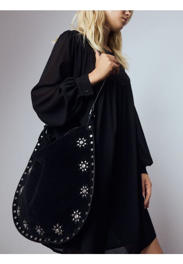 Reserved - Torebka na ramię z ćwiekami - czarny. Kolor: czarny. Materiał: zamszowe. Rodzaj torebki: na ramię