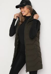 Born2be - Ciemnozielona Pikowana Kamizelka z Odpinanym Kapturem na Suwak Wykończona Sznurkami Zeneria. Okazja: na co dzień. Kolor: zielony. Styl: casual, elegancki #3