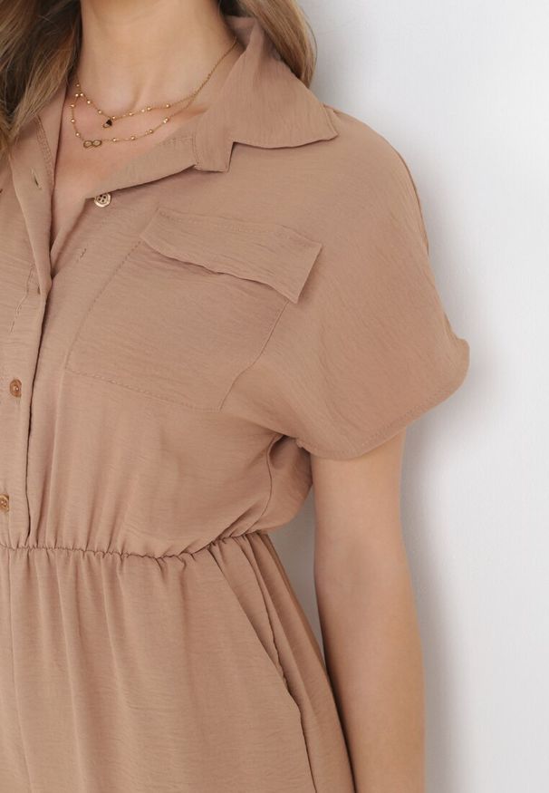 Born2be - Ciemnobeżowy Kombinezon Aliker. Okazja: na co dzień. Kolor: beżowy. Długość rękawa: krótki rękaw. Długość: krótkie. Wzór: aplikacja. Styl: casual, elegancki