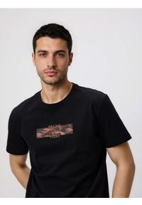 Reserved - T-shirt regular z bawełny merceryzowanej - czarny. Kolor: czarny. Materiał: bawełna #1