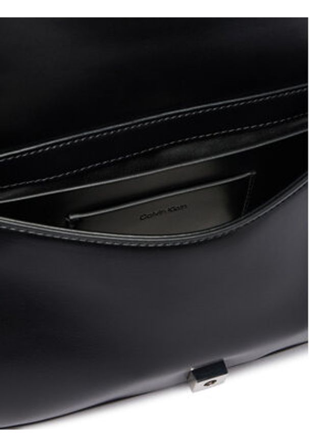 Calvin Klein Torebka Quilted Top Handle Chain Bag LV04F3410G Czarny. Kolor: czarny. Materiał: skórzane