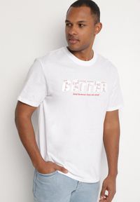Born2be - Biała Koszulka z Bawełny z Nadrukowanym Napisem Evisiana. Okazja: na co dzień. Kolor: biały. Materiał: bawełna. Wzór: napisy. Styl: casual, elegancki