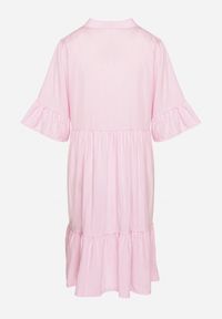 Born2be - Różowa Sukienka Rozkloszowana z Wiskozą Ozdobiona Falbanami Eviriane. Okazja: na co dzień. Typ kołnierza: dekolt w serek. Kolor: różowy. Materiał: wiskoza. Wzór: aplikacja. Typ sukienki: proste. Styl: casual #5