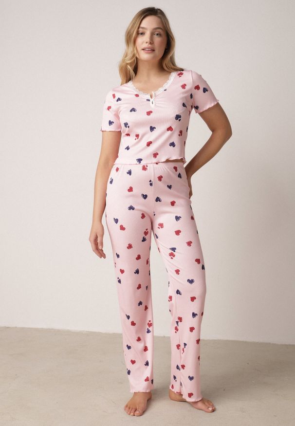 Born2be - Różowy Komplet Piżamowy z Elastycznego Materiału Spodnie i Bluzka w Serca Veys. Kolekcja: plus size. Kolor: różowy. Materiał: materiał