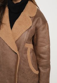 Born2be - Brązowa Kurtka Biker Oversize Zapinana na Guziki Ocieplana Futerkiem Nikiena. Kolor: brązowy. Materiał: futro. Długość rękawa: długi rękaw. Długość: długie. Styl: elegancki #2