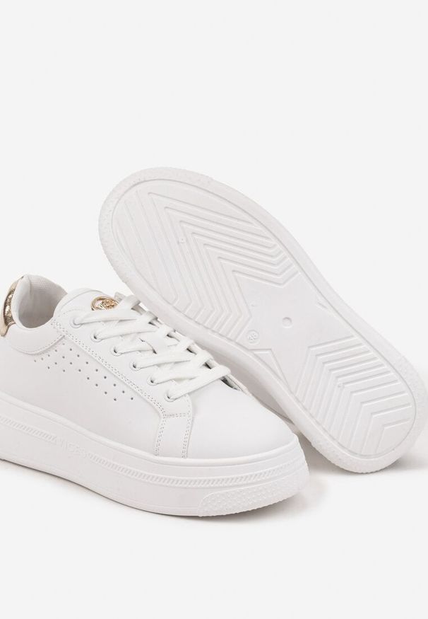 Renee - Biało-Złote Sneakersy Vices na Platformie Ozdobione Napisem i Perforacją Nonaritha. Okazja: na co dzień. Zapięcie: sznurówki. Kolor: biały. Materiał: jeans. Wzór: napisy, aplikacja. Obcas: na platformie