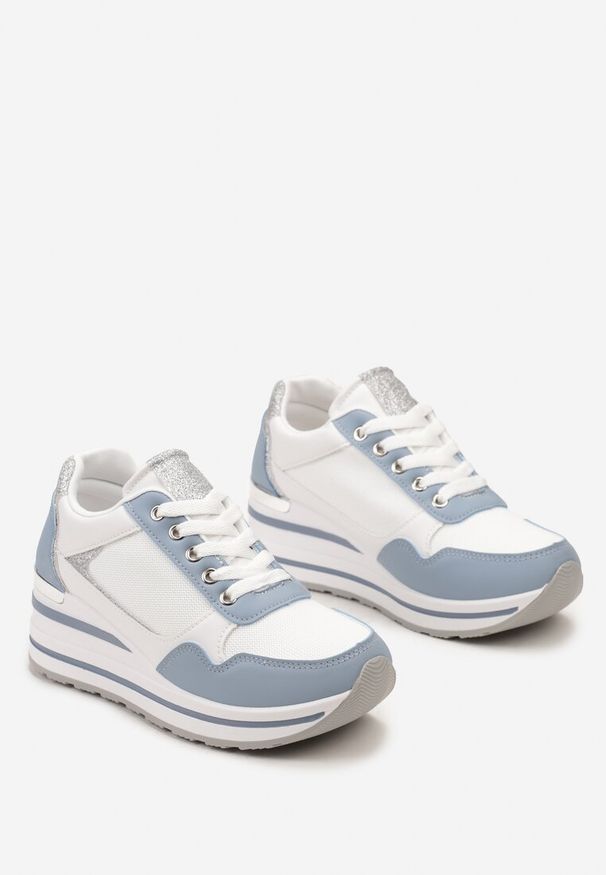 Renee - Niebiesko-Białe Sneakersy na Niskiej Platformie ze Wstawkami Brokatowymi Gwenoa. Kolor: niebieski, biały. Obcas: na platformie