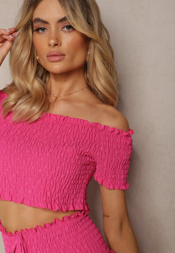 Renee - Fuksjowy Komplet Top Hiszpanka i Spódnico-Spodenki z Falbanami oraz Gumką Rinaria. Kolor: różowy. Materiał: jeans