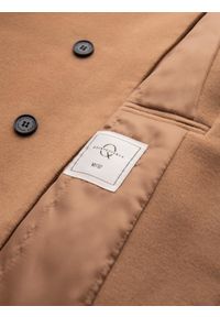 Ombre Clothing - Męski płaszcz z asymetrycznym zapięciem i wysokim kołnierzem – jasnobrązowy V4 - Rozmiar: XXL. Okazja: na co dzień. Kolor: brązowy. Materiał: syntetyk, wiskoza, poliester, materiał. Wzór: aplikacja, jednolity. Styl: wizytowy, casual, elegancki #10