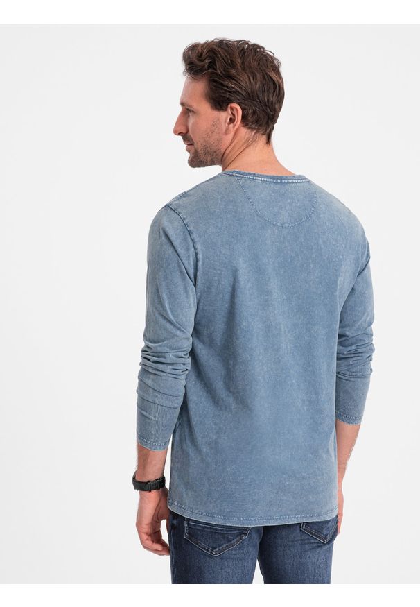 Ombre Clothing - Longsleeve męski washowany z okrągłym dekoltem - niebieski denim V6 OM-LSWL-0103 - XXL. Okazja: na co dzień. Kolor: niebieski. Materiał: denim. Długość rękawa: długi rękaw. Długość: długie. Wzór: gładki. Styl: casual, klasyczny, rockowy