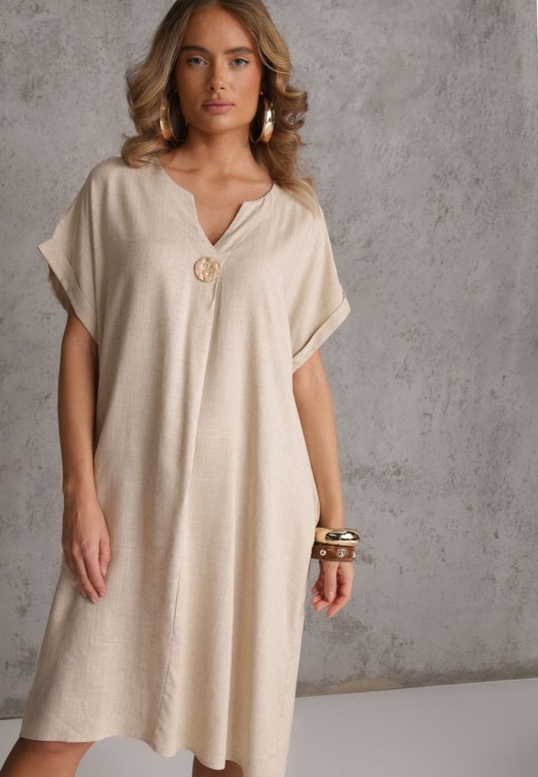 Renee - Beżowa Sukienka o Pudełkowym Kroju z Lnem i Wiskozą Zdobiona Guzikiem Mezynore. Kolekcja: plus size. Kolor: beżowy. Materiał: wiskoza, len. Wzór: aplikacja. Typ sukienki: dla puszystych. Styl: boho, wakacyjny