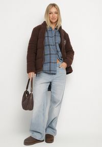 Born2be - Niebieska Koszula Oversize w Kratę z Przedłużonym Tyłem Sulicella. Okazja: na co dzień. Typ kołnierza: kołnierzyk klasyczny. Kolor: niebieski. Materiał: jeans, dzianina. Długość rękawa: długi rękaw. Długość: długie. Styl: klasyczny, casual #4