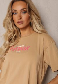 Renee - Ciemnobeżowy Bawełniany Komplet Letni T-shirt z Szortami Ozdobione Napisami Amaila. Kolor: beżowy. Materiał: bawełna. Wzór: napisy, aplikacja #2