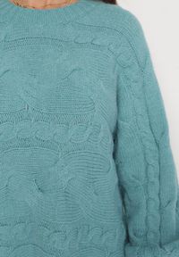 Born2be - Ciemnozielony Oversizowy Sweter o Długim Kroju z Ozdobnym Splotem Sapodis. Kolor: zielony. Długość rękawa: długi rękaw. Długość: długie. Wzór: ze splotem #2