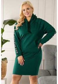 KARKO - Dresowa sukienka z kapturem i lampasami dresowa NAOMI butelkowa zieleń PROMOCJA. Okazja: do pracy, na randkę, na co dzień. Typ kołnierza: kaptur. Kolekcja: plus size. Wzór: napisy. Typ sukienki: dla puszystych, proste, oversize, sportowe. Materiał: dresówka. Długość rękawa: długi rękaw. Sezon: jesień, wiosna, lato, zima. Styl: sportowy, casual. Długość: midi #1