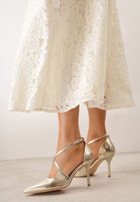 Renee - Złote Szpilki VICES z Paseczkami w Kształcie Litery X Alethise. Nosek buta: szpiczasty. Zapięcie: pasek. Kolor: złoty. Wzór: paski. Obcas: na szpilce. Styl: elegancki, glamour. Wysokość obcasa: średni #6