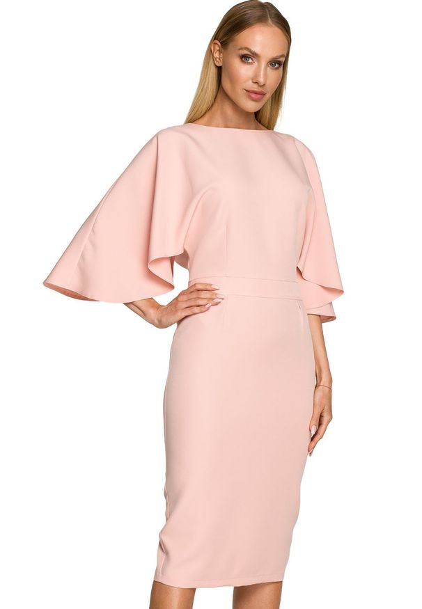 Sukienki.shop - Sukienka elegancka ołówkowa z szerokimi rękawami pudrowa z pelerynką. Okazja: na ślub cywilny, na komunię, na wesele. Typ sukienki: ołówkowe. Styl: elegancki