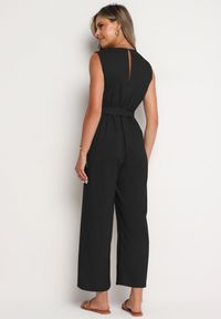 Born2be - Czarny Kopertowy Kombinezon z Bawełny z Gumką w Talii Szerokimi Nogawkami i Paskiem Hralfrea. Okazja: na co dzień. Kolor: czarny. Materiał: bawełna. Styl: casual, elegancki #3
