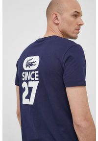 Lacoste T-shirt bawełniany kolor granatowy z nadrukiem. Okazja: na co dzień. Kolor: niebieski. Materiał: bawełna. Wzór: nadruk. Styl: casual