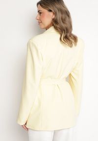 Born2be - Żółta Taliowana Marynarka o Jednorzędowym Kroju z Wiązanym Paskiem Davililsa. Okazja: na co dzień. Kolor: żółty. Materiał: jeans. Styl: casual, elegancki #6