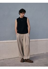 Reserved - Spodnie loose fit - beżowy. Kolor: beżowy. Materiał: bawełna, dzianina #1