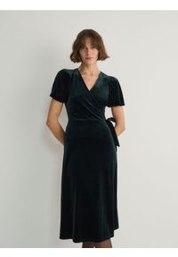 Reserved - Aksamitna sukienka - morski. Kolor: morski. Typ sukienki: kopertowe