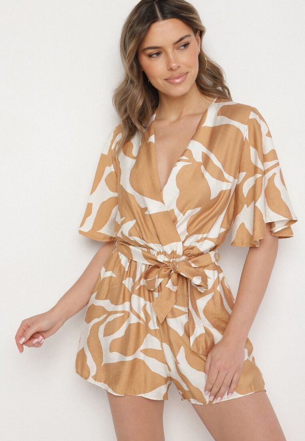 Born2be - Beżowy Kopertowy Kombinezon z Wiskozą z Wiązanym Paskiem i Krótkimi Nogawkami Folamera. Okazja: na co dzień. Kolor: beżowy. Materiał: wiskoza. Długość: krótkie. Sezon: lato. Styl: casual
