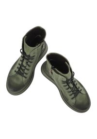 Zielone Botki Maciejka Wygodne Obuwie Damskie. Okazja: na co dzień. Zapięcie: sznurówki. Kolor: zielony. Materiał: skóra, materiał. Szerokość cholewki: normalna. Styl: casual, klasyczny #3