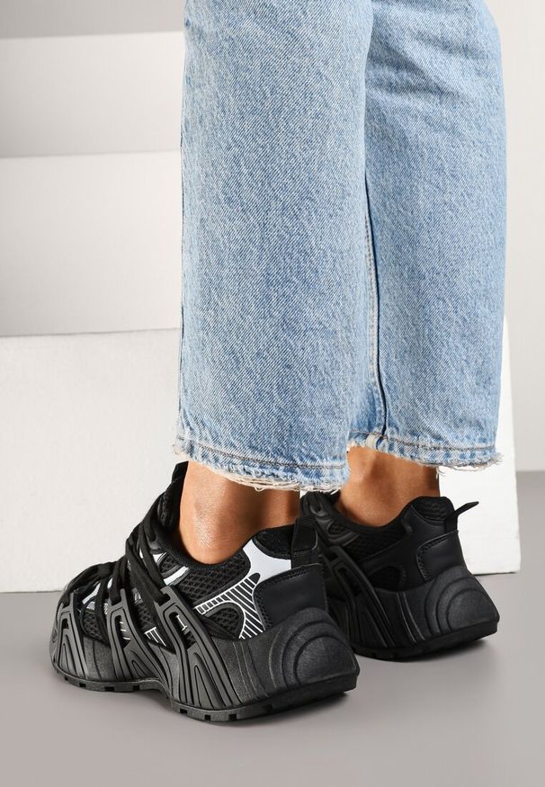 Renee - Czarne Sneakersy Ozdobione Geometrycznym Motywem Pollines. Okazja: na co dzień. Zapięcie: sznurówki. Kolor: czarny. Materiał: jeans. Wzór: aplikacja, geometria