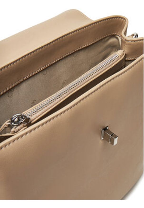Calvin Klein Plecak Ck Flap Backpack With Conv Strap K60K613038 Beżowy. Kolor: beżowy. Materiał: skóra