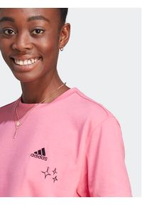 Adidas - adidas T-Shirt IJ8742 Różowy Loose Fit. Kolor: różowy. Materiał: bawełna #9