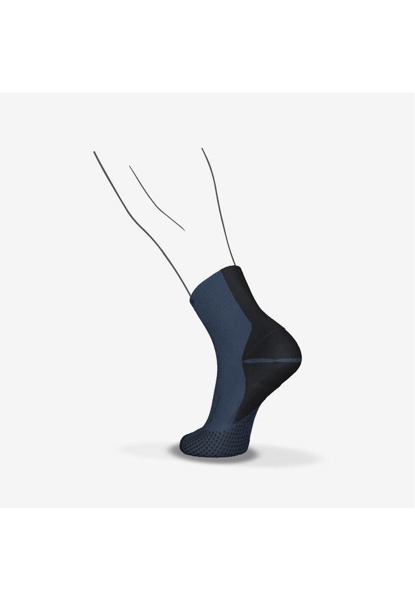 KIPRUN - Skarpetki do biegania Kiprun Run 900 średnie grube. Kolor: niebieski. Materiał: poliamid, elastan. Sport: bieganie