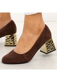 Czekoladowe zamsz Polskie czółenka damskie Suzana 594. Okazja: na co dzień. Nosek buta: okrągły. Kolor: beżowy. Szerokość cholewki: normalna. Materiał: zamsz. Sezon: wiosna, lato, jesień. Obcas: na obcasie. Styl: wizytowy, casual, klasyczny, elegancki. Wysokość obcasa: średni #1