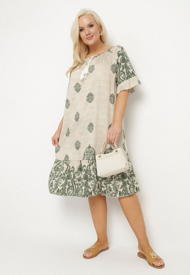 Born2be - Zielona Wiskozowa Sukienka w Stylu Boho z Frędzlami i Falbankami Korilia. Typ kołnierza: kołnierz z falbankami. Kolekcja: plus size. Kolor: zielony. Materiał: wiskoza. Sezon: lato. Typ sukienki: dla puszystych, rozkloszowane. Styl: boho