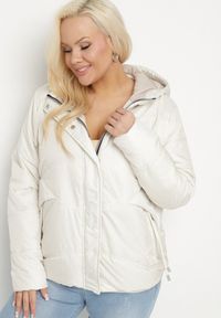 Born2be - Jasnobeżowa Kurtka Pikowana z Kapturem Karbia. Okazja: na co dzień. Typ kołnierza: kaptur. Kolekcja: plus size. Kolor: beżowy. Styl: casual, elegancki #1
