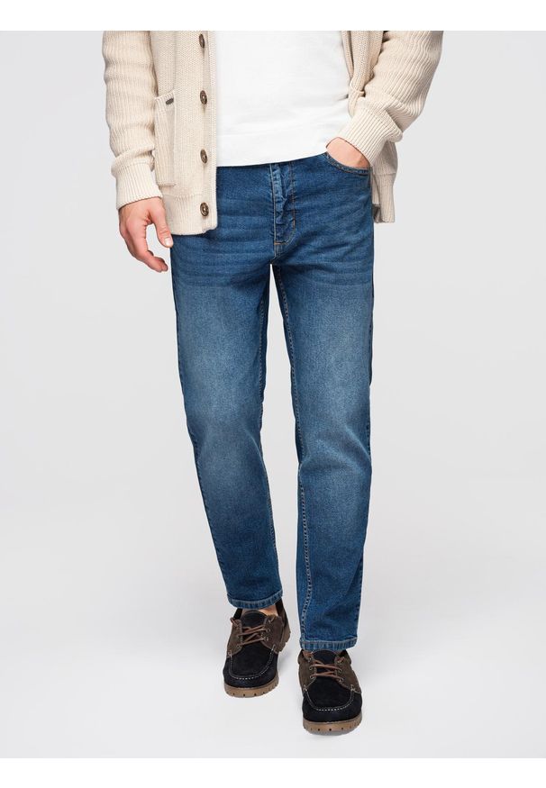 Ombre Clothing - Męskie spodnie jeansowe CARROT z przetarciami - niebieskie V2 - Rozmiar: XXL. Okazja: na co dzień, do pracy. Kolor: niebieski. Materiał: jeans. Wzór: aplikacja. Styl: casual