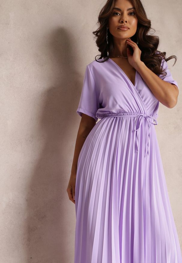 Renee - Fioletowa Rozkloszowana Sukienka Plisowana z Wiązanym Paskiem Eilemona. Kolor: fioletowy. Typ sukienki: rozkloszowane