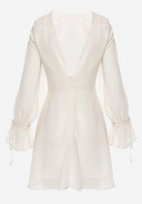 Renee - Beżowa Sukienka Vices Ozdobiona Transparentnymi Rękawami i Kropkami Celziva. Okazja: na co dzień. Kolor: beżowy. Materiał: koronka. Wzór: aplikacja, kropki. Styl: casual, elegancki #5