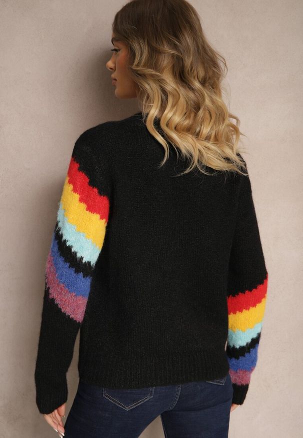 Renee - Czarny Sweter Ozdobiony Ukośnymi Paskami Zenstina. Okazja: na co dzień. Kolor: czarny. Materiał: jeans. Wzór: aplikacja. Styl: casual