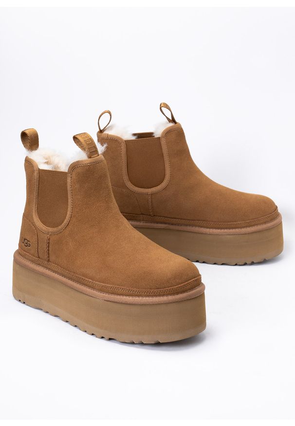 Ugg - Sztyblety damskie brązowe UGG W NEUMEL PLATFORM CHELSEA. Kolor: brązowy. Materiał: lyocell, skóra, wełna, zamsz. Szerokość cholewki: normalna. Obcas: na platformie. Styl: elegancki