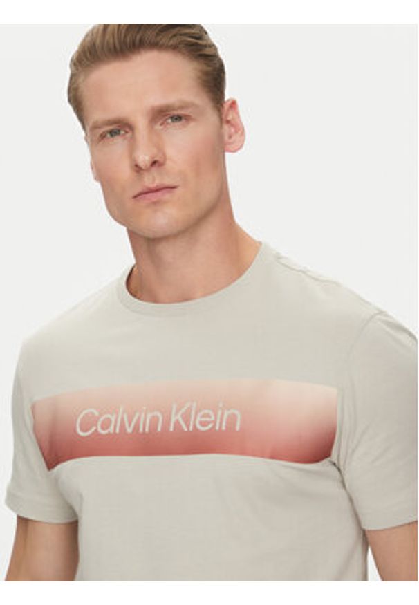 Calvin Klein T-Shirt Linear Ombre K10K114163 Szary Regular Fit. Kolor: szary. Materiał: bawełna