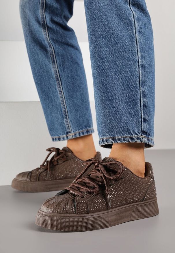 Renee - Brązowe Cyrkoniowe Sneakersy Zdobione Marszczeniem na Nosku Westafera. Kolor: brązowy. Wzór: aplikacja