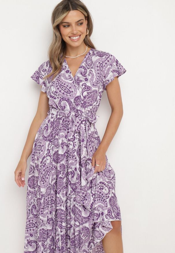 Born2be - Fioletowa Sukienka z Kopertowym Dekoltem z Gumką w Talii i Materiałowym Paskiem Xelovia. Okazja: na co dzień. Kolor: fioletowy. Materiał: materiał. Typ sukienki: kopertowe. Styl: casual, elegancki